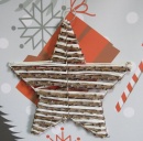 Gwiazda dekoracyjna pleciona z kijków i sznurka z brokatem 30 cm