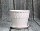 Osłonka ceramiczna biała okrągła RZEŹBIONA z podstawkiem 12x10 cm